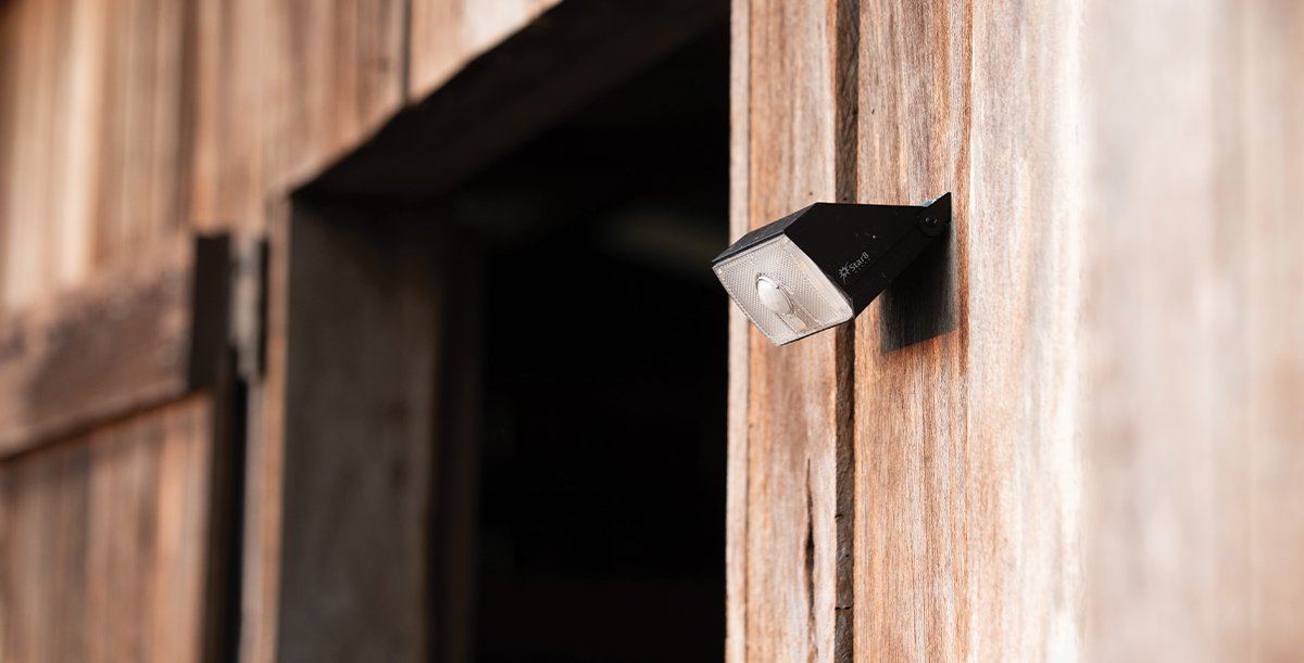 small solar power security light with motion detector to stop break-ins